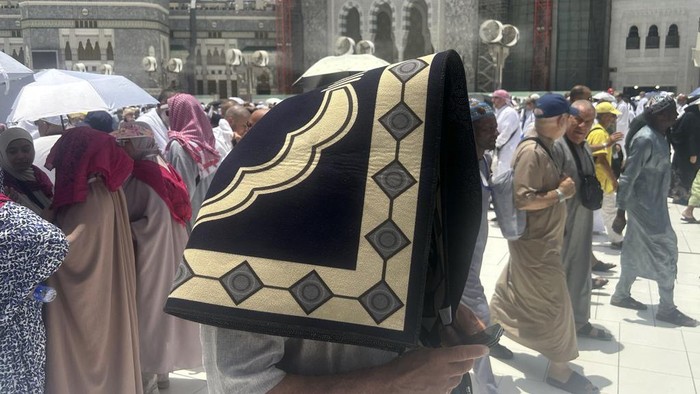 Cuaca Panas Makkah Kaprikornus Tantangan Jemaah Haji Pilgrims leave after offering prayers outside at the Grand Mosque, during the annual Hajj pilgrimage in Mecca, Saudi Arabia, Wednesday, June 12, 2024. Hajj is the annual Islamic pilgrimage to Mecca in Saudi Arabia that is required once in a lifetime of every Muslim who can afford it and is physically able to make it. Some Muslims make the journey more than once. (AP Photo/Rafiq Maqbool)