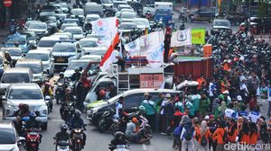 Demo Buruh Tolak Tapera di Surabaya