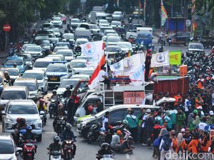 Demo Buruh Tolak Tapera di Surabaya