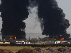Foto-foto Kebakaran Hebat Kilang Minyak di Irak Foto-foto Kebakaran Hebat Kilang Minyak di Irak
