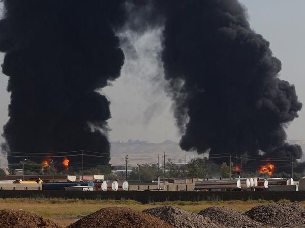 Foto-foto Kebakaran Hebat Kilang Minyak di Irak