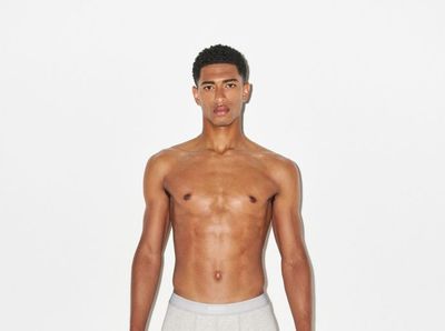 7 Foto Seksinya Jude Bellingham Jadi Model Brand Underwear Kim Kardashian