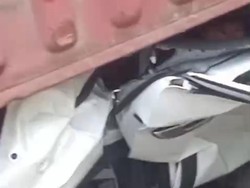 Truk Kontainer Terguling Timpa Mobil di Jakut, Pengemudi Terjepit