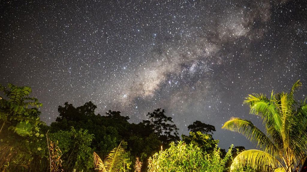 Keindahan Gugusan Bima Sakti di Langit Kampung Wisata Adat Malasigi Keindahan Gugusan Bima Sakti di Langit Kampung Wisata Adat Malasigi