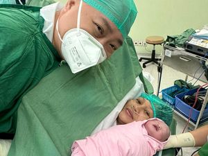 Viral Kisah Haru Pejuang Dua Garis Biru di Pamekasan, 18 Tahun Menanti Anak Viral Kisah Haru Pejuang Dua Garis Biru di Pamekasan, 18 Tahun Menanti Anak