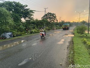 Warga Keluhkan Jalan Noerdin Pandji Palembang Berlubang-Lampu Mati Malam Hari