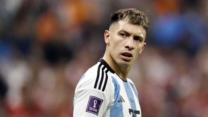 AL DAAYEN - Lisandro Martinez of Argentina during the FIFA World Cup Qatar 2022 Semifinal match between Argentina and Croatia at Lusail Stadium on December 13, 2022 in Al Daayen, Qatar. AP | Dutch Height | MAURICE OF STONE (Photo by ANP via Getty Images)