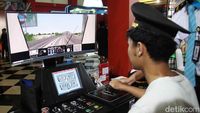 Mencoba Sensasi Jadi Masinis Lewat Simulator LRT
