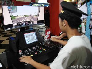 Mencoba Sensasi Jadi Masinis Lewat Simulator LRT Mencoba Sensasi Jadi Masinis Lewat Simulator LRT