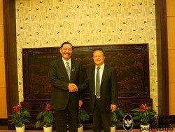 Terbang ke Beijing, Luhut Tawarkan China Garap Proyek Baterai-Ekspor Durian