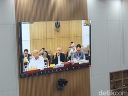 Rapat Bareng DPR Zulhas Curhat Anggaran Turun Terus