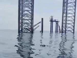 Nelayan Gresik Tertimpa Kontainer Pernah Janji Tak Dekati Anjungan Lagi Nelayan Gresik Tertimpa Kontainer Pernah Janji Tak Dekati Anjungan Lagi