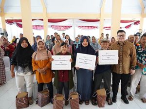 Beri Beasiswa ke Anak PKL, Bupati Kediri: Saya Jamin Anak Ibu Kuliah