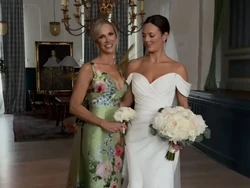 Viral Ibu Pengantin Pakai Baju Heboh, Disebut Saingi Putrinya yang Menikah