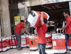 Petugas Mulai Timbang Koper Jemaah yang Pulang Lebih Awal