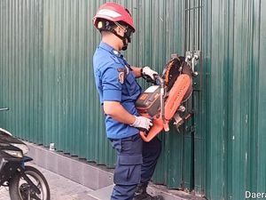 Wanita Terjebak dalam Ruko di Tanah Abang, Dievakuasi Damkar