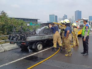 Pikap Angkut 10 Sepeda Listrik Hangus Terbakar di Tol Dalkot Jakarta