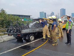 Pikap Angkut 10 Sepeda Listrik Hangus Terbakar di Tol Dalkot Jakarta