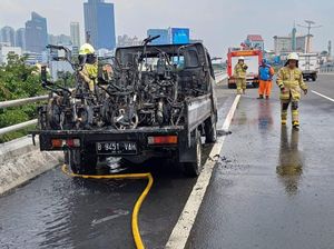 Penampakan Pikap Angkut 10 Sepeda Listrik Terbakar di Tol Dalam Kota Penampakan Pikap Angkut 10 Sepeda Listrik Terbakar di Tol Dalam Kota