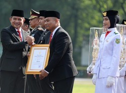 Pj Gubsu Serahkan Penghargaan Tunggul Kecamatan Terbaik ke Tiga Camat