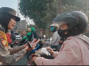 Cara Unik Polwan Polres Mojokerto Kampanyekan Tertib Lalu Lintas