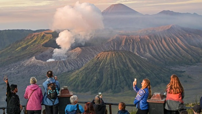 Potret Keindahan Bromo yang Memukau Mata Sejumlah turis menyaksikan matahari terbit di Penanjakan Satu Bromo, Pasuruan, Jawa Timur, Kamis (13/6/2024). Dinas Kebudayaan dan Pariwisata (Disbudpar) Jawa Timur (Jatim) menargetkan bisa menggerakkan 324,8 juta turis ke Jatim sepanjang tahun 2024 dengan perputaran transaksi hingga Rp400 triliun. ANTARA FOTO/Ahmad Subaidi/rwa.