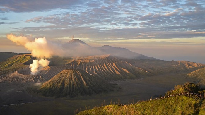 Potret Keindahan Bromo yang Memukau Mata Sejumlah pelancong melihat matahari terbit di Penanjakan Satu Bromo, Pasuruan, Jawa Timur, Kamis (13/6/2024). Dinas Kebudayaan dan Pariwisata (Disbudpar) Jawa Timur (Jatim) menargetkan bisa menggerakkan 324,8 juta pelancong ke Jatim sepanjang tahun 2024 dengan perputaran transaksi sampai Rp400 triliun. ANTARA FOTO/Ahmad Subaidi/rwa.