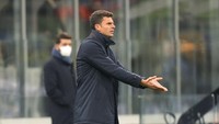Bologna semula kekeh akan berjuang mempertahankan allenatore berusia 41 tahun itu di tengah kontraknya yang segera habis. Namun, Motta memilih untuk menjajal pengalaman baru dengan menerima pinangan Si Nyonya Besar. AP/Luca Bruno