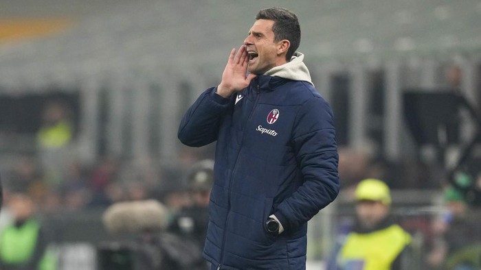 Potret Thiago Motta yang Jadi Pelatih Baru Juventus Gantikan Allegri Bologna's head coach Thiago Motta gives instructions to his players during the Serie A soccer match between AC Milan and Bologna at the San Siro stadium, in Milan, Italy, Saturday, Jan. 27, 2024. (AP Photo/Antonio Calanni)