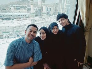 Gaya Nagita Slavina & Aurel Foto Bareng di Makkah, Wajah Tanpa Makeup Disorot