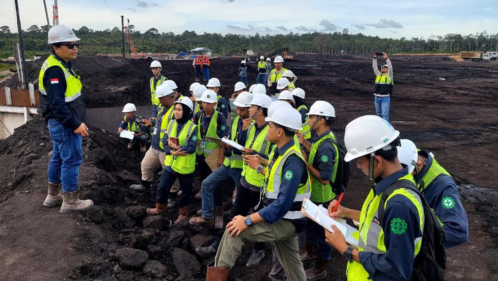 Rombongan Mahasiswa Ikut Studi Ekskursi di Tambang Batubara Rombongan Mahasiswa Ikut Studi Ekskursi di Tambang Batubara