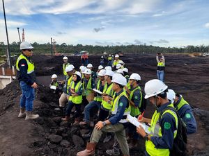 Rombongan Mahasiswa Ikut Studi Ekskursi di Tambang Batubara Rombongan Mahasiswa Ikut Studi Ekskursi di Tambang Batubara
