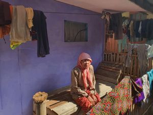 Cerita Mak Adadiah Puluhan Tahun Tinggal di Rumah Reyot