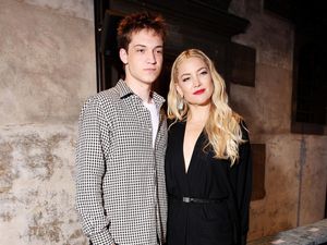 Momen Langka Kate Hudson Datang ke Acara Bareng Anak Bujangnya yang Tampan