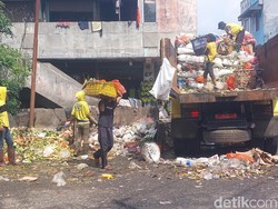 Momen Tumpukan Sampah di Jalan Bogor Diangkut Usai Diposting Bima Arya
