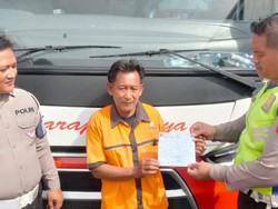 Bus Harapan Jaya Berulah di Tulungagung, Terobos Lampu Merah-Ditilang Polisi