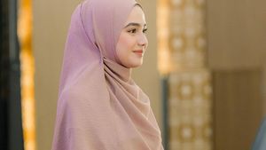 Bikin Pangling, 5 Gaya Syifa Hadju Pakai Hijab Syari di Kajian Hanan Attaki