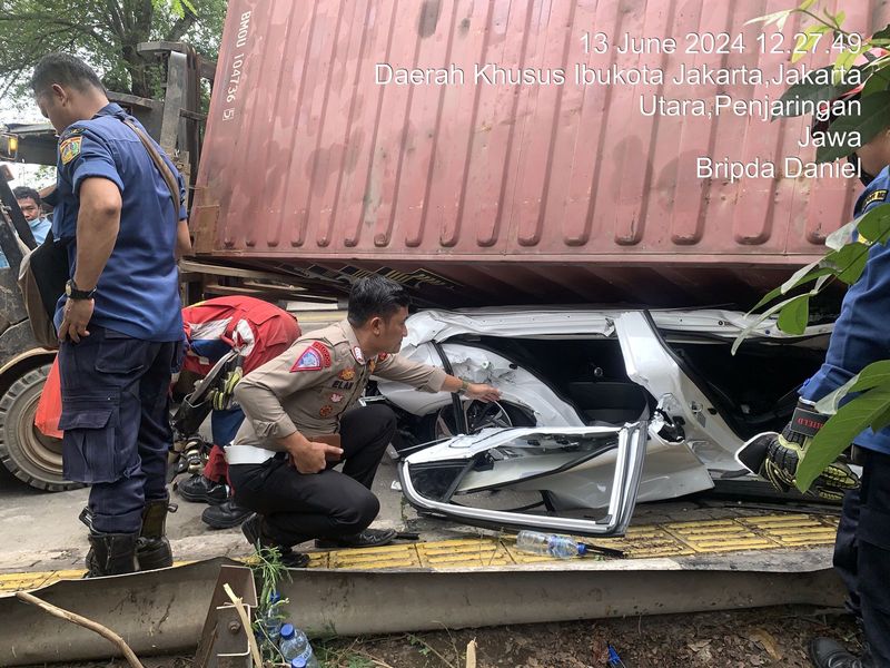 Truk kontainer terguling timpa mobil di Jakut