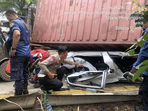 Sempat Terjepit, Pengemudi Mobil Tertimpa Truk Kontainer di Jakut Selamat