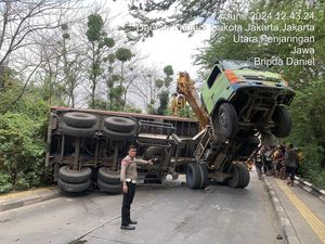 Ngerinya Kontainer di Jakut Timpa Mobil hingga Pengemudi Terjepit Ngerinya Kontainer di Jakut Timpa Mobil hingga Pengemudi Terjepit