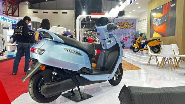 Motor listrik TVS iQube S dipamerkan di Pekan Raya Jakarta 2024 dan penjualannya sudah dimulai.