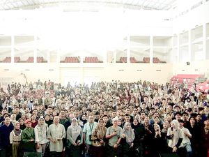 Beri Kuliah Umum di Untirta, Rocky Gerung Ajak Mahasiswa Berpikir Kritis Beri Kuliah Umum di Untirta, Rocky Gerung Ajak Mahasiswa Berpikir Kritis