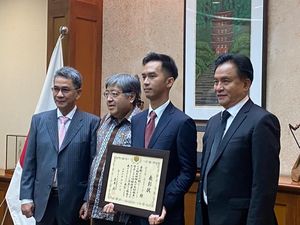 Anak Yusron Ihza Mahendra Raih Penghargaan dari Dubes Jepang