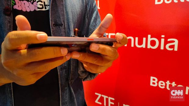 ZTE meluncurkan ponsel gaming terbaru Nubia Neo 2 5G untuk kelas entry-level. Ponsel ini dibekali dengan fitur dual shoulder trigger untuk meningkatkan pengalaman gaming penggunanya.