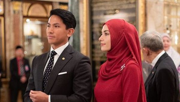 6 Gaya Anggun Anisha Rosnah Berhijab Temani Pangeran Mateen di Acara Kerajaan