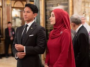 6 Gaya Anggun Anisha Rosnah Berhijab Temani Pangeran Mateen di Acara Kerajaan 6 Gaya Anggun Anisha Rosnah Berhijab Temani Pangeran Mateen di Acara Kerajaan