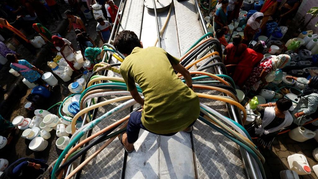 Panas Ekstrem di India Makin Menjadi-jadi, Antrean Air Bersih Kian Ramai Panas Ekstrem di India Makin Menjadi-jadi, Antrean Air Bersih Kian Ramai