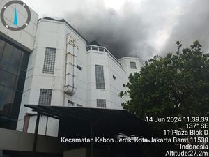 Ruko di Jakbar Terbakar Diduga Akibat Korslet, Pemadaman Terhambat Asap