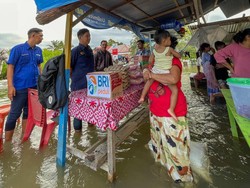 BRI Beri Bantuan Sembako-Selimut ke Korban Banjir di Luwu Utara-Tanah Laut