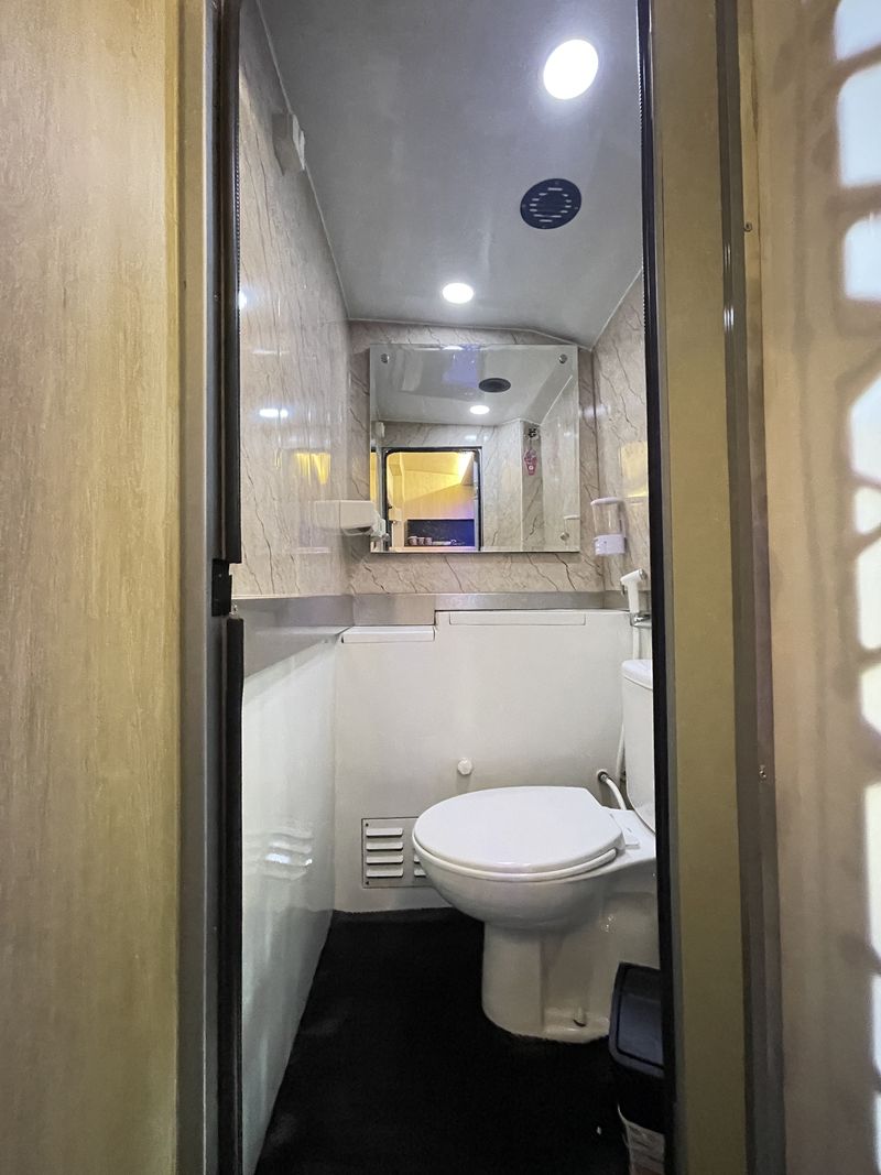 Tampilan dalam bus baru Juragan 99